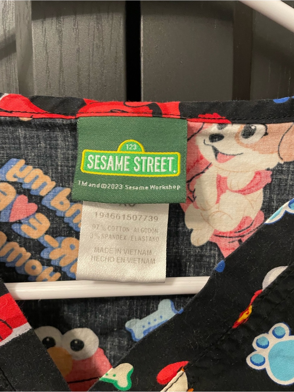 Sesame Street Elmo Tango Furry Friends Scrub Top XS - Picture 3 of 4